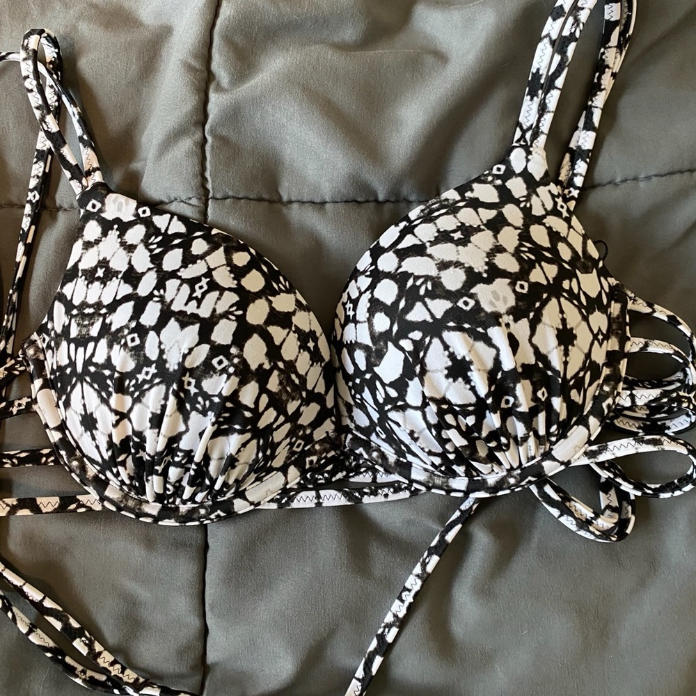 NWOT Shade and Shore bikini top in black/white. Push up 34B